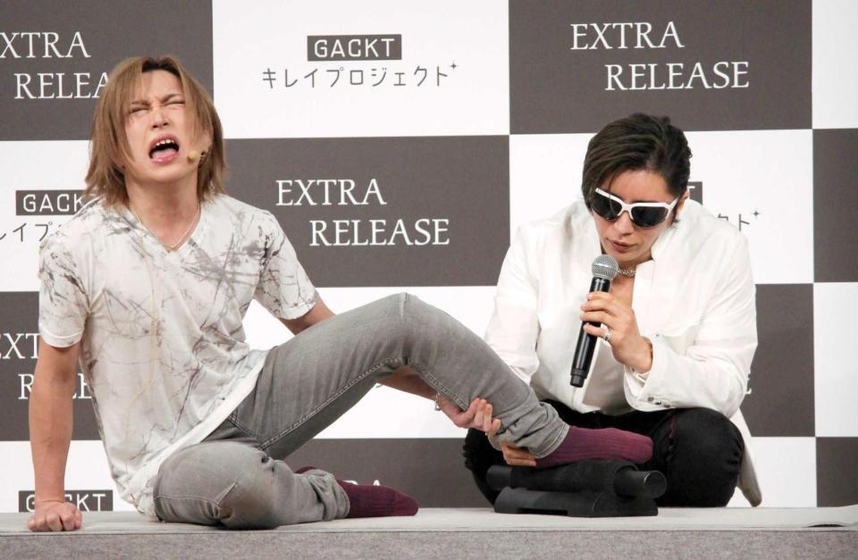 　鬼龍院翔（左）にレクチャーするＧＡＣＫＴ