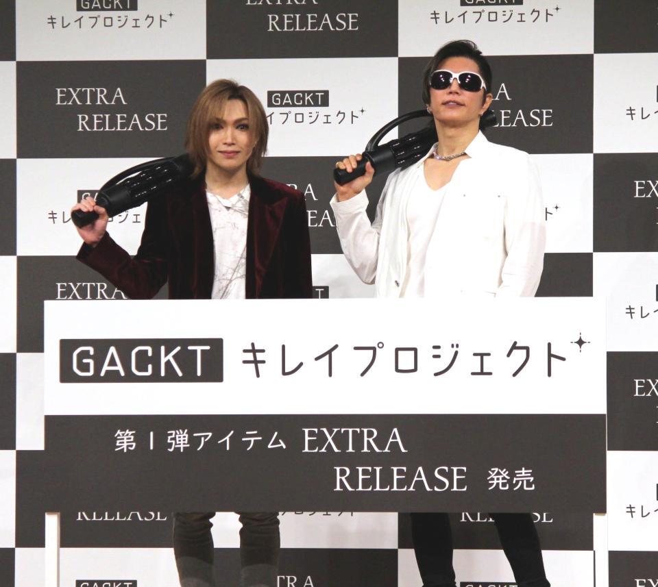 　ポーズを決めるＧＡＣＫＴ（右）と鬼龍院翔