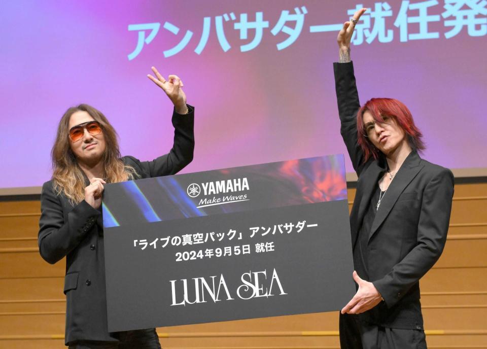 　ポーズを決めるＬＵＮＡ　ＳＥＡのＪ（左）とＳＵＧＩＺＯ（撮影・伊藤笙子）