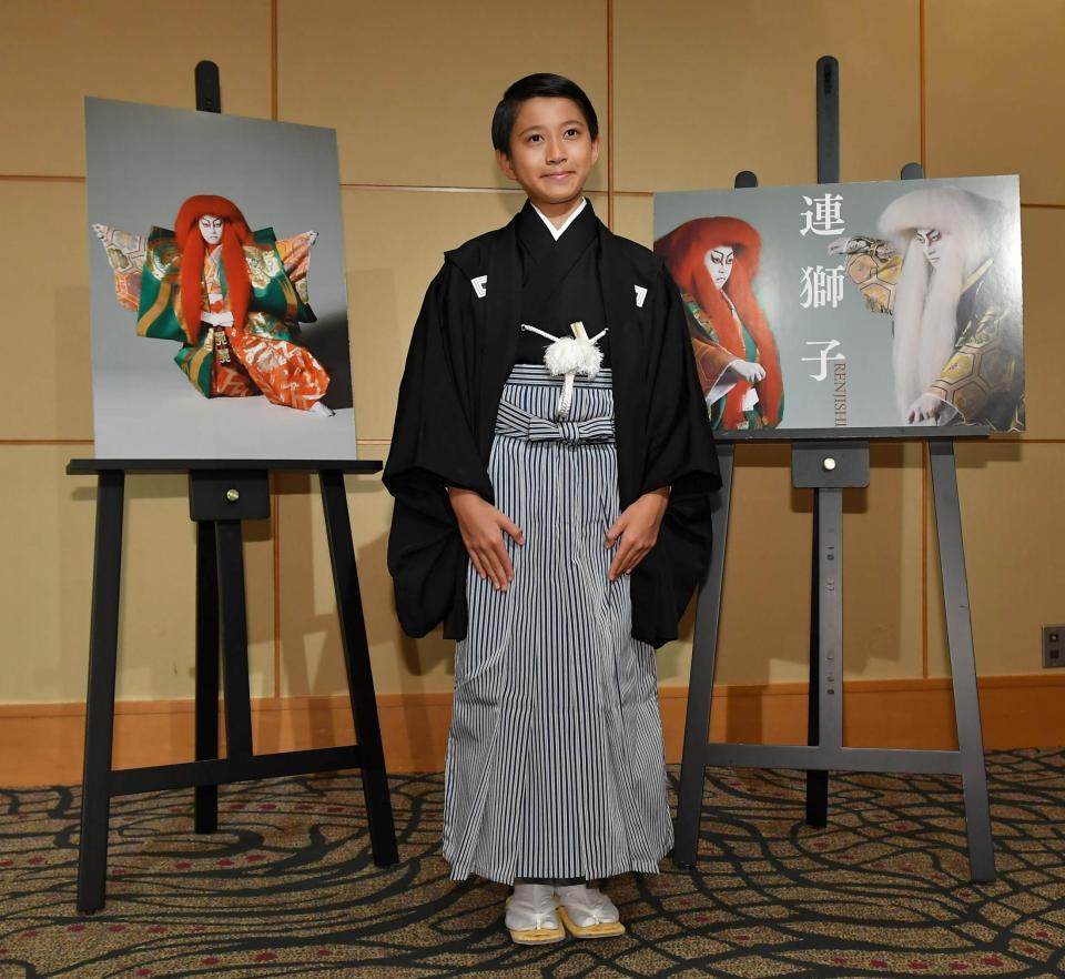 　連獅子のパネルの前で写真に納まる市川新之助（撮影・持木克友）