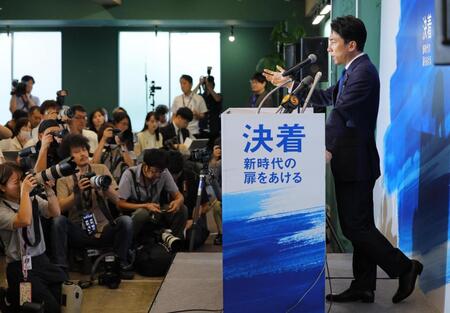 　報道陣を前にし決意を語る小泉進次郎元環境相（撮影・吉澤敬太）