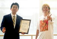 　安倍晋三元総理のモノマネをするビスケッティ佐竹（左）と香取慎吾のモノマネをするＪＰ