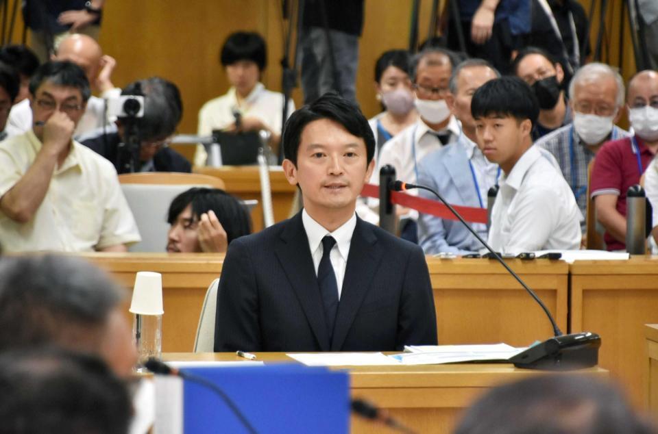 　兵庫県議会の百条委員会で、証人尋問に応じる斎藤元彦兵庫県知事