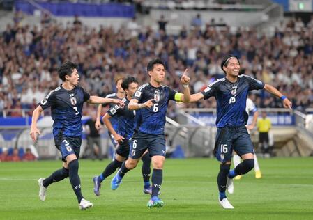 　前半、先制のゴールを決めて喜ぶ日本代表・遠藤（中央）＝５日