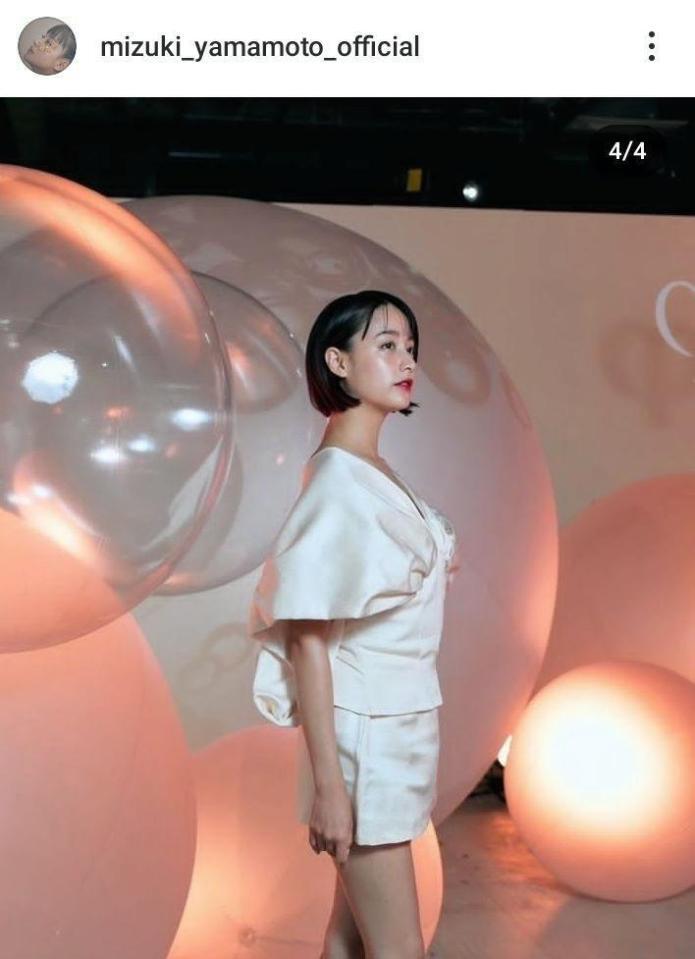 山本美月 ① 非売品 特大タペストリー B 1サイズ（合計 6点） 世界一綺麗な脚」「天使すぎる」1児ママ山本美月 ショート変身で超絶