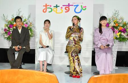 　会見で撮影の感想を語る（左から）北村有起哉、橋本環奈、仲里依紗、麻生久美子（撮影・持木克友）