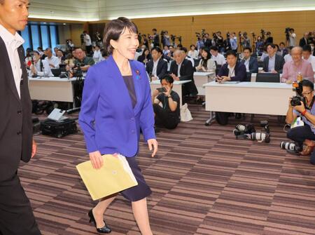 　出馬会見を終え、笑顔で退室する高市経済安保相（撮影・吉澤敬太）