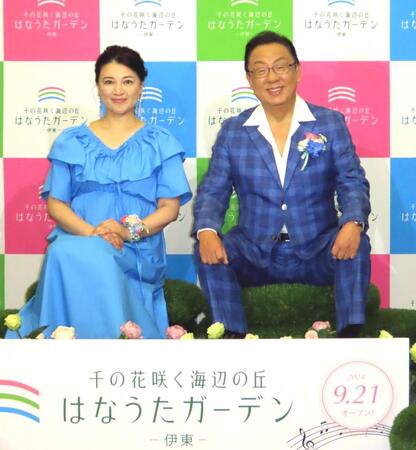 　会見に出席した（左から）島崎和歌子、梅沢富美男