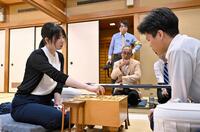 　プロ棋士編入試験５番勝負第１局で、試験官の高橋佑二郎四段（右）に勝利した西山朋佳女流三冠