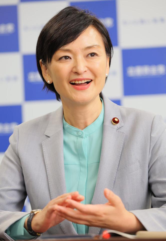 　明るい表情で話す吉田晴美衆院議員（撮影・吉澤敬太）