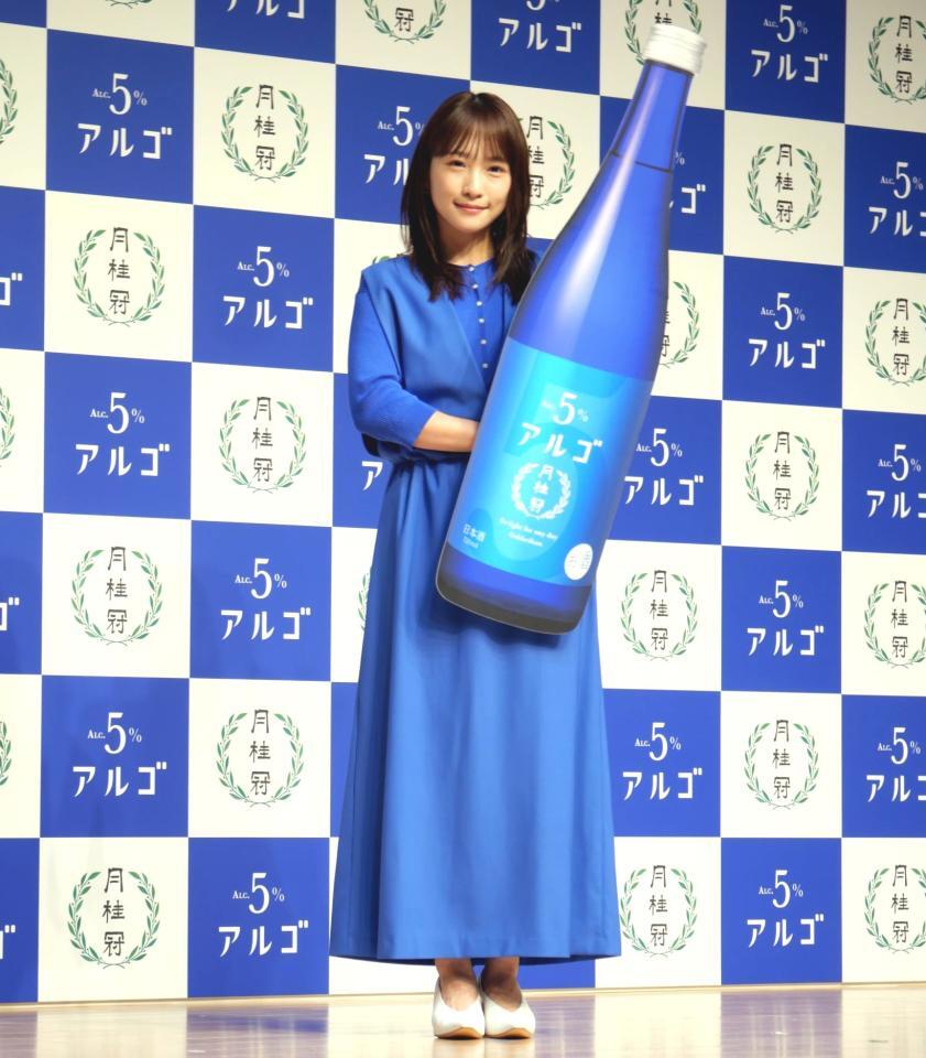 　ブルーのワンピース姿で登場した川栄李奈