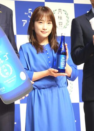 　日本酒を手に笑顔を見せる川栄李奈