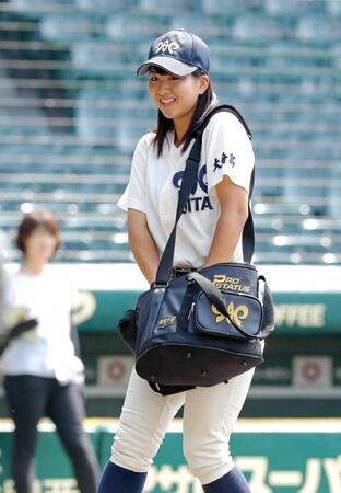 　練習中笑顔を見せる大分・首藤マネジャー（２０１６年８月撮影）