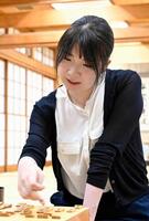 　プロ棋士編入試験五番勝負第１局を勝利した西山朋佳女流三冠