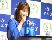 　新商品の日本酒の匂いをかぐ川栄李奈