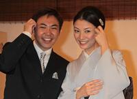 　婚約会見で「どうもすいません」ポーズをする林家三平（左）と国分佐智子＝２０１１年１月