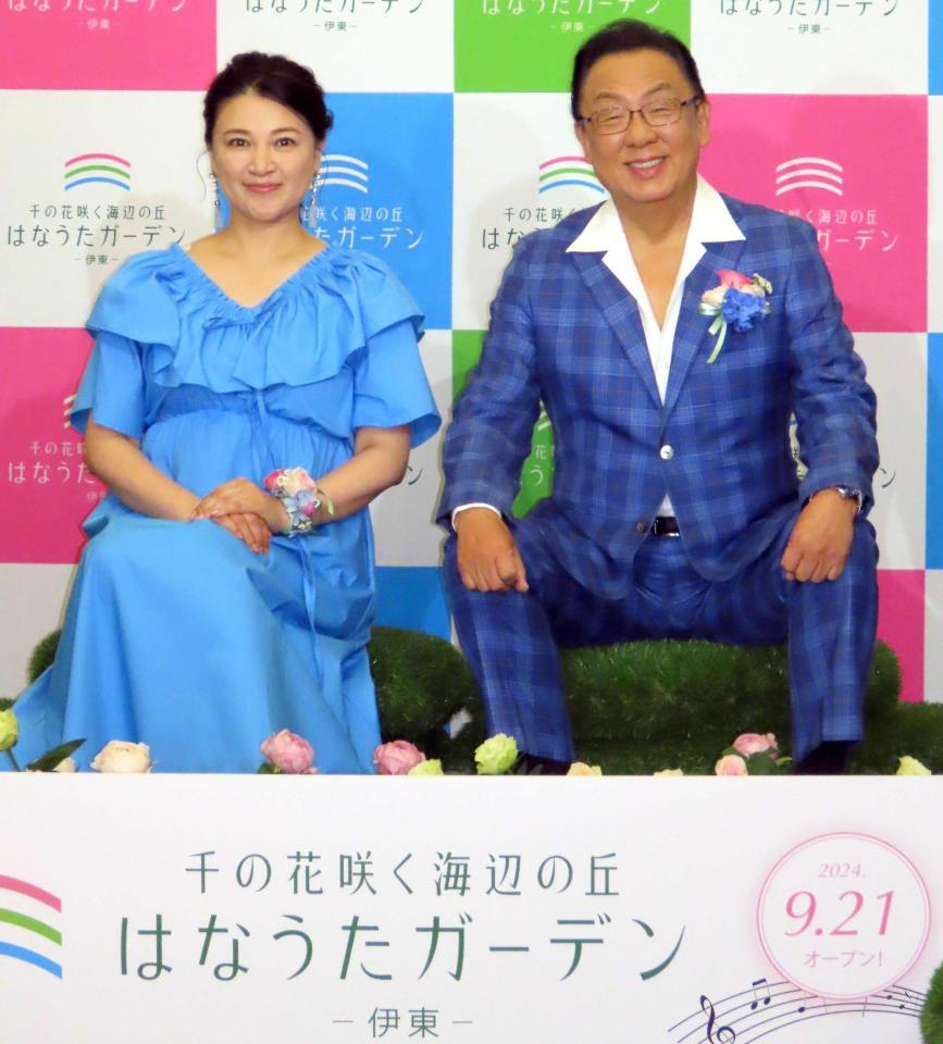 　会見に出席した島崎和歌子（左）と梅沢富美男