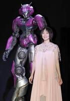 　吹き替えを担当したトランスフォーマーの前で笑顔の吉岡里帆（撮影・金田祐二）