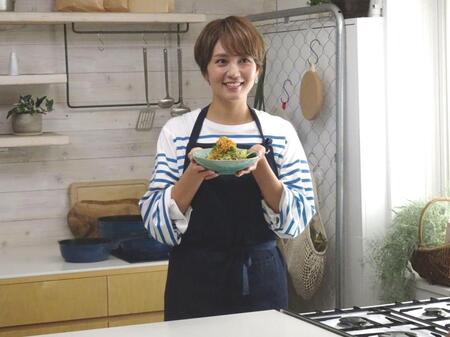 　料理を振る舞うタレント・食育インストラクターの和田明日香