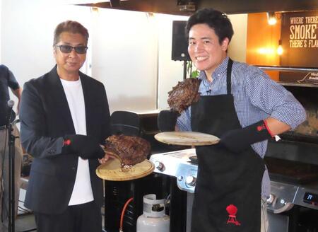 　特大のお肉を手にする山川豊（左）と木村徹二