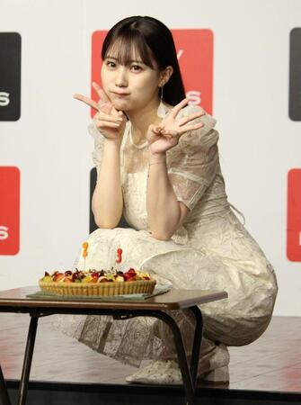 　サプライズで贈られた誕生日ケーキの前でポーズを決める田中美久