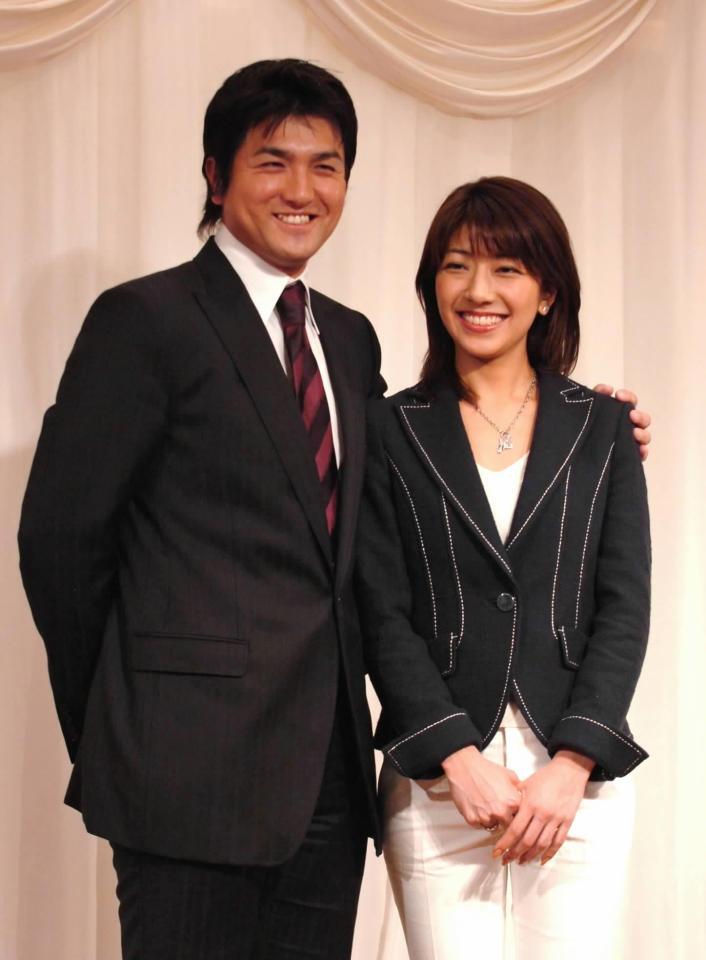 　結婚を発表し笑顔を見せる巨人・高橋由と小野寺麻衣アナ（右）＝２００６年１月３０日