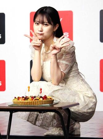 　サプライズで贈られた誕生日ケーキの前でポーズを決める田中美久