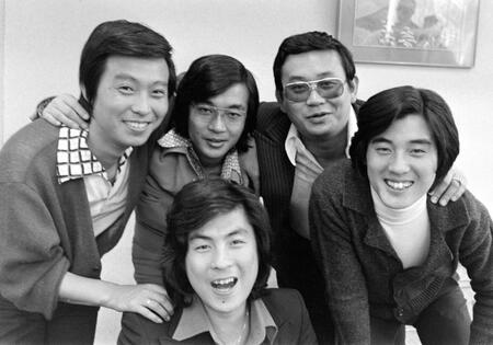 　「敏いとうとハッピー＆ブルー」後列右端が敏いとうさん＝１９７６年４月 