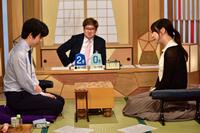 　対局中の藤井聡太七冠（左）と西山朋佳女流三冠（日本将棋連盟提供）