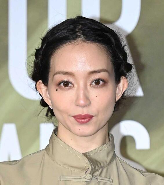 人気モデル 5年越しハワイ挙式報告に石田ゆり子「なんて美しいお