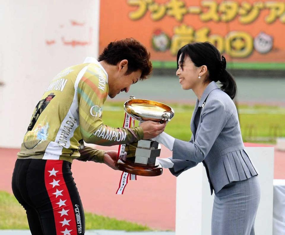 　高松宮記念杯競輪で中川誠一郎にトロフィーを授与された彬子女王殿下（右）＝２０１９年