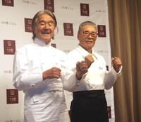 　ガッツポーズで撮影に応じた坂井宏行氏（左）と道場六三郎氏