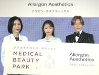 　「ＭＥＤＩＣＡＬ　ＢＥＡＵＴＹ　ＰＡＲＫ」記者発表会に出席した宇垣美里アナウンサー（中央）とファッションプロデューサーの植松晃士氏（右）