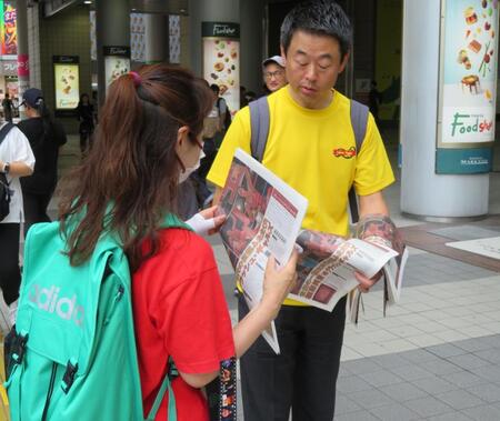 「ダンプ松本？」「えっ？ゆりやん」　極悪女王の全世界配信で号外配布→特殊メーク顔に驚きの反応