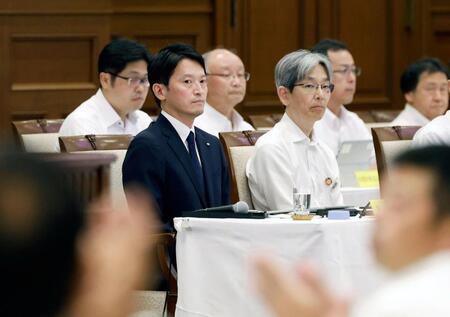 　兵庫県議会の本会議に出席した斎藤元彦知事（手前左）