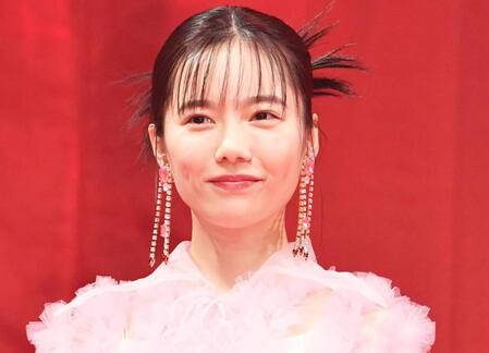 元ＡＫＢ４８・島崎遥香　お腹チラ見せの白キャミ姿でハイテンションに夜の街　「スタイル抜群」とファン歓喜