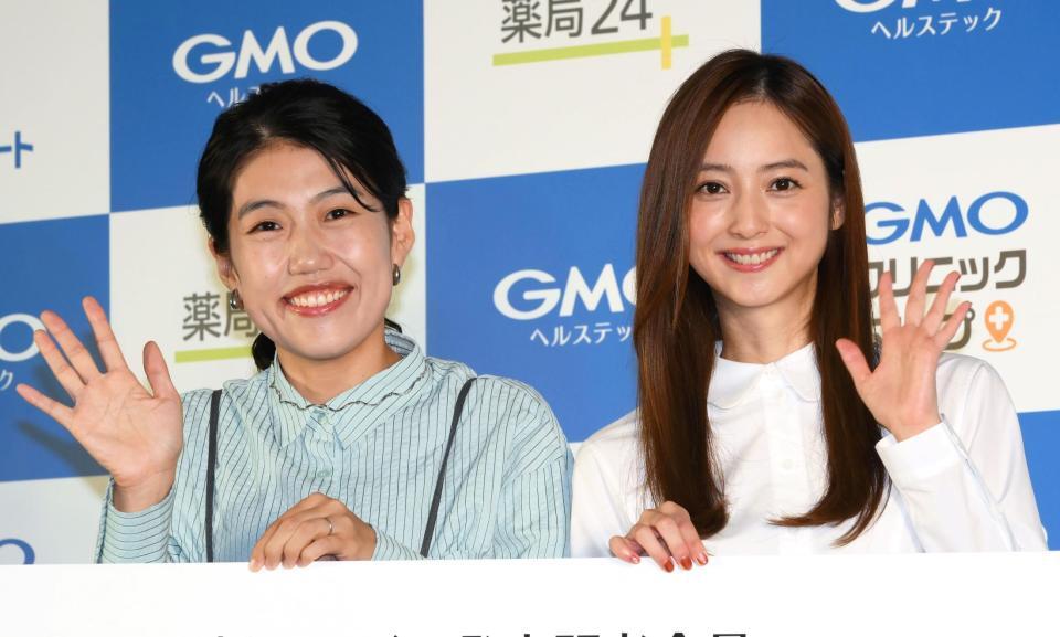 　カメラに向かって手を振る横澤夏子（左）、佐々木希（撮影・堀内翔）