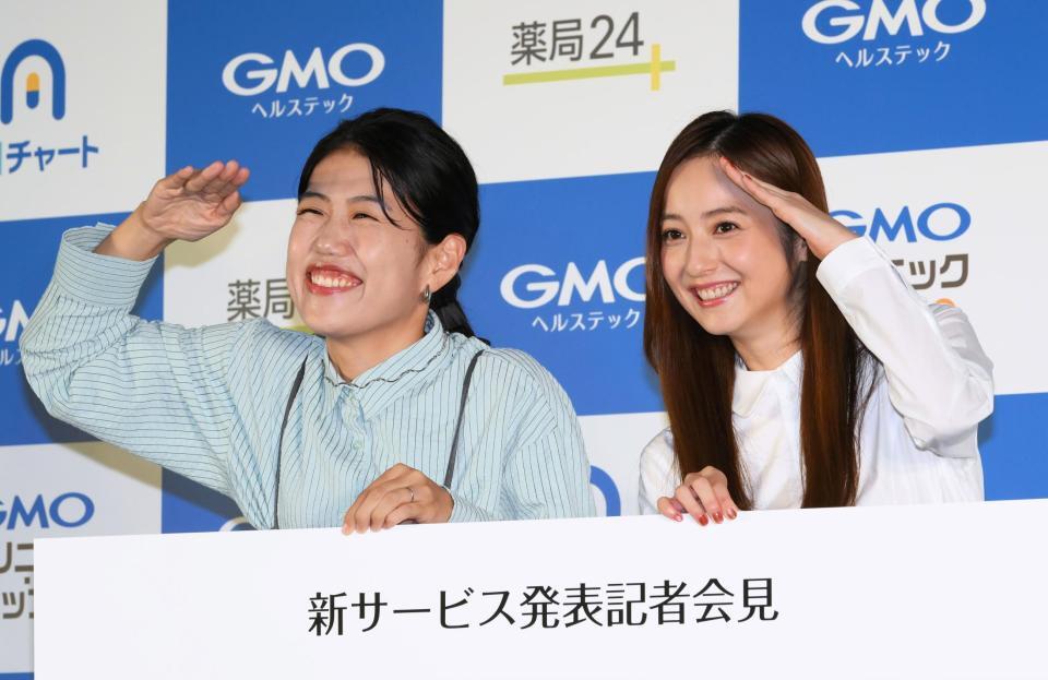 　かわいらしくポーズを決める横澤夏子（左）、佐々木希（撮影・堀内翔）