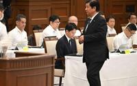 　自身への不信任決議案の採決を待つ斎藤元彦知事（中央）。全会一致で可決された（撮影・大田将之）