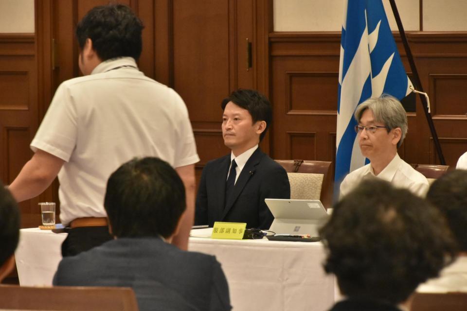 　自身の前を取って不信任決議案の投票に向かう議員を見つめる斎藤元彦兵庫県知事（中央）