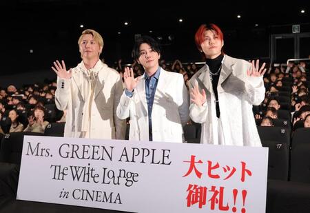 　ファンと大ヒットを喜ぶＭｒｓ．ＧＲＥＥＮ　ＡＰＰＬＥの（左から）藤澤涼架、大森元貴、若井滉斗（撮影・金田祐二）