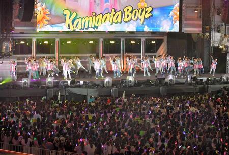 　アンコールでファンと一体になって盛り上げるＫＡＭＩＧＡＴＡ　ＢＯＹＺのメンバー（撮影・出月俊成）