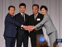 　健闘をたたえあった（左から）枝野幸男氏、泉健太氏、野田佳彦新代表、吉田晴美氏（撮影・佐々木彰尚）