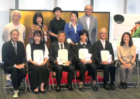 　（前列左から）鎧塚俊彦氏、高木真備氏、宮野浩一郎氏、寺田心、石黒謙吾氏、勝間和代氏（後列同）東海林良氏、山田美保子氏、神野美伽、今野由梨氏、鈴木久泰氏