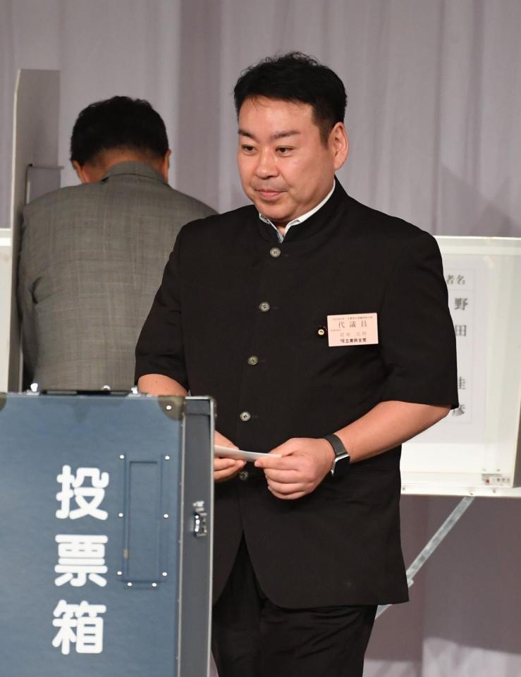 　投票をする羽田次郎氏（撮影・佐々木彰尚）