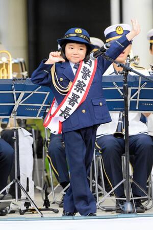 　一日警察署長を務めた永尾柚乃