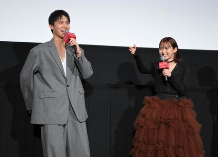 　映画「チャチャ」完成披露上映会でネタバレしかける中川大志（左）を止める伊藤万理華（撮影・伊藤笙子）