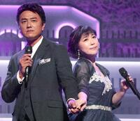 　新曲を披露した水森かおり（右）と原田龍二