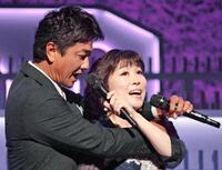 　密着して熱唱する水森かおり（右）と原田龍二