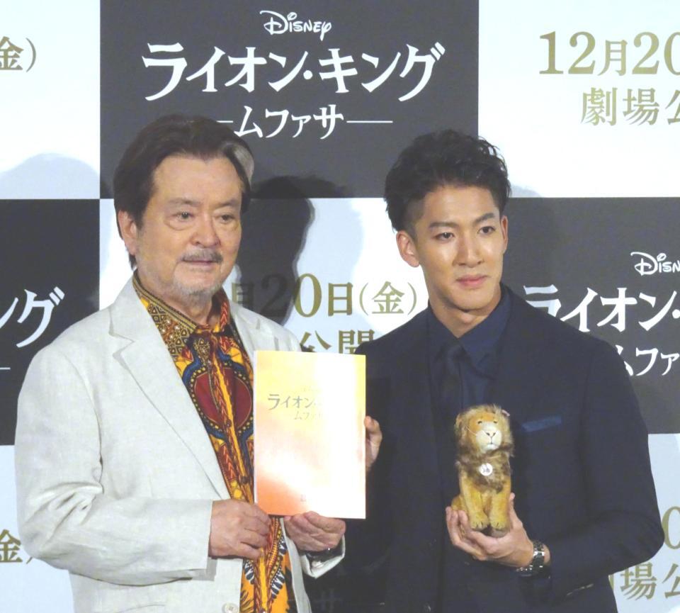 　「ライオン・キング３０周年舞台あいさつ」に登場した尾上右近（右）と大和田伸也